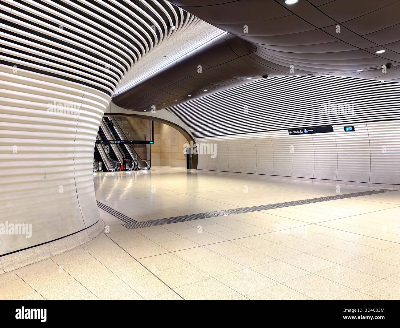 Stazione della metropolitana Gadigal, Sydney, Australia, conosciuta per la sua premiata architettura moderna ed elegante e il design spazioso e pulito con pareti a coste e ceil Foto Stock
