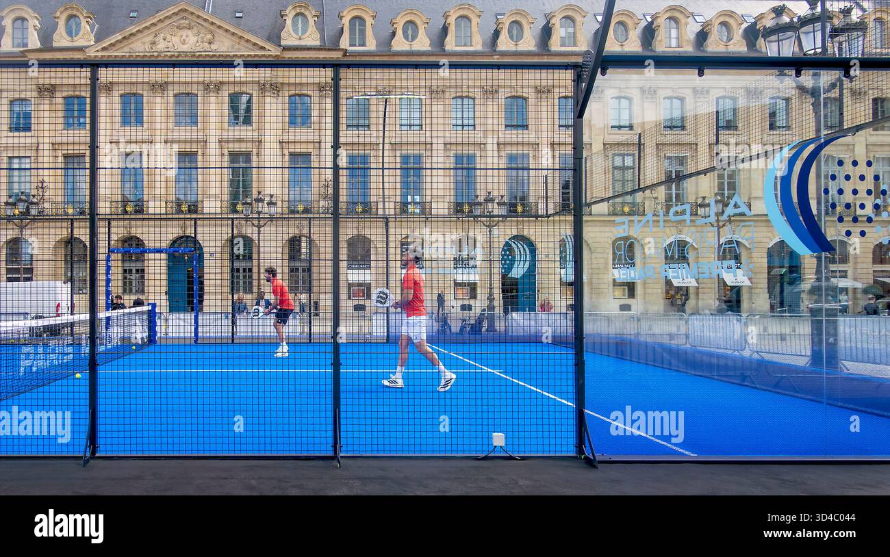 Padel gioco nel posto Vendome Parigi, Francia Foto Stock