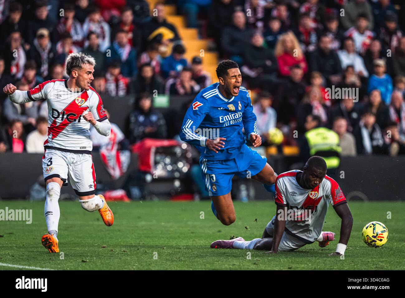 Madrid, Espagne. 9 novembre 2025. Nobel Mendy di Rayo Vallecano affronta Jude Bellingham del Real Madrid durante il campionato spagnolo di calcio LaLiga tra Rayo Vallecano e Real Madrid CF il 9 novembre 2025 all'Estadio de Vallecas di Madrid, Spagna - foto Alexandre Martins/DPPI credito: DPPI Media/Alamy Live News Foto Stock