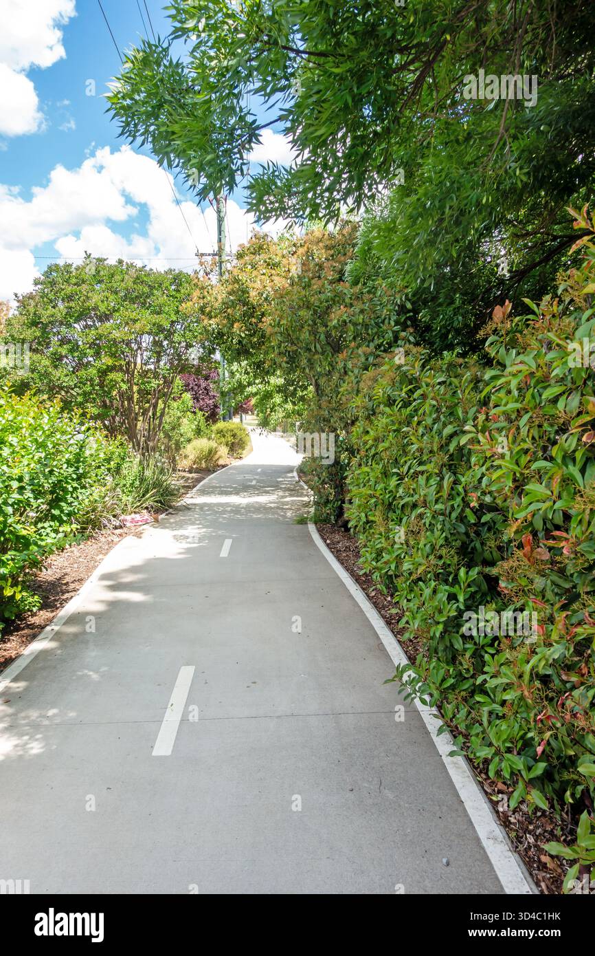 Una piacevole pista ciclabile e pedonale accanto ad una trafficata strada suburbana a Tamworth NSW Australia. Foto Stock