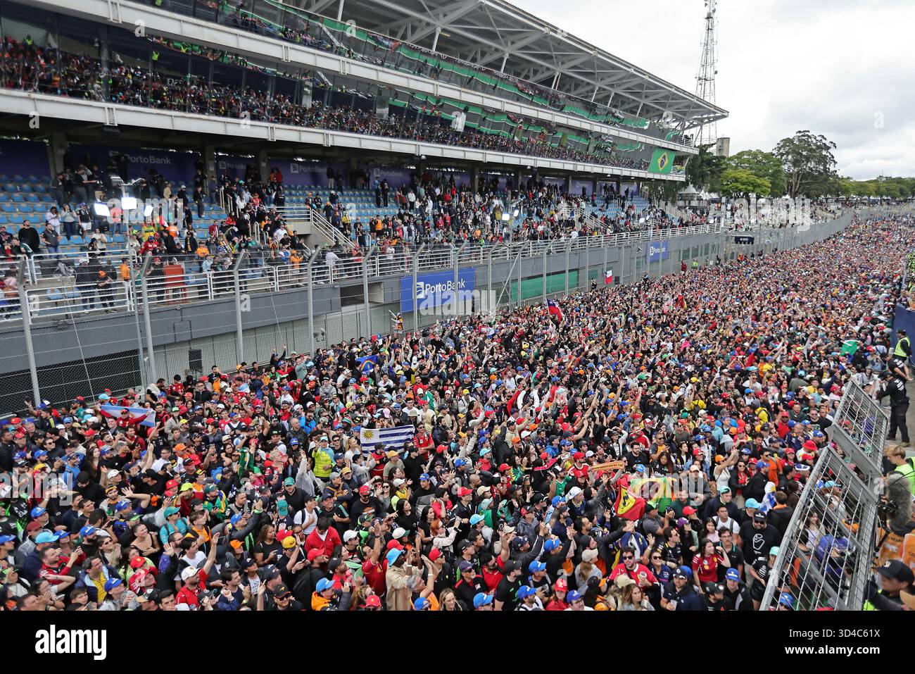 San Paolo, Brasile. 9 novembre 2025; San Paolo, Brasile: La folla invade la pista.dopo il Gran Premio di F1 del Brasile all'autodromo Jose Carlos Pace credito: Action Plus Sports Images/Alamy Live News Foto Stock