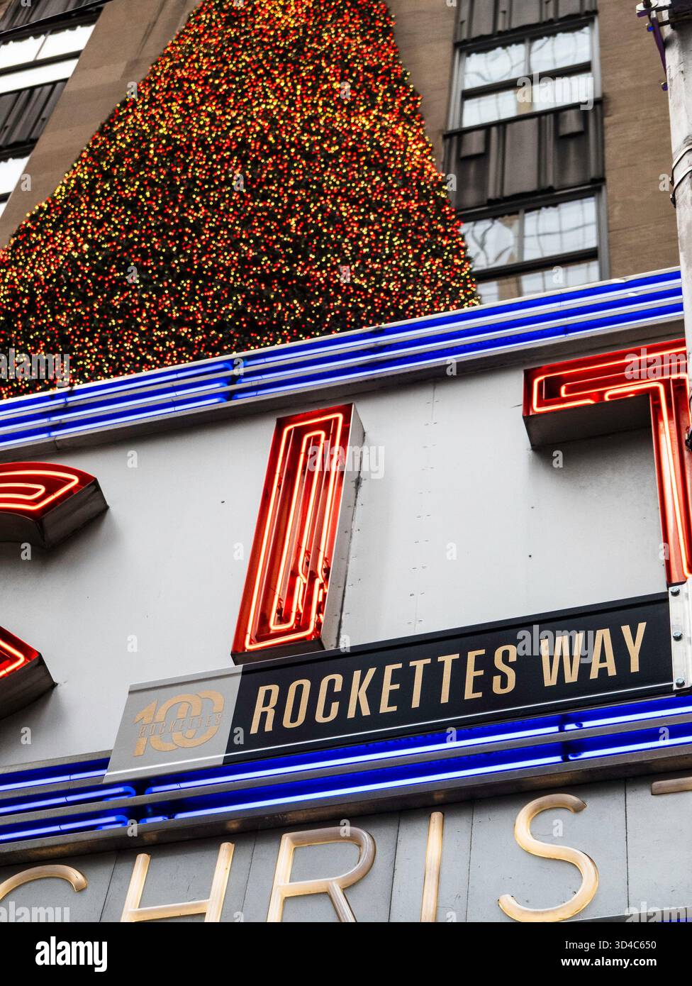 Il 100° anniversario del famoso gruppo di danza Rockettes è onorato in uno speciale cartello stradale al radio City Music Hall, 2025, New York City, USA Foto Stock