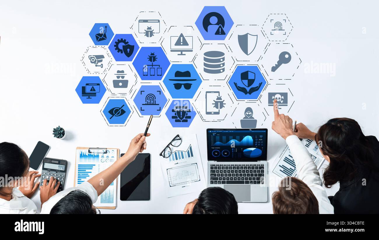 Le icone della sicurezza informatica mostrano la difesa dagli attacchi informatici, la protezione da malware e la sicurezza dei dati. La sicurezza informatica previene gli hacker, garantisce la sicurezza e si rafforza Foto Stock