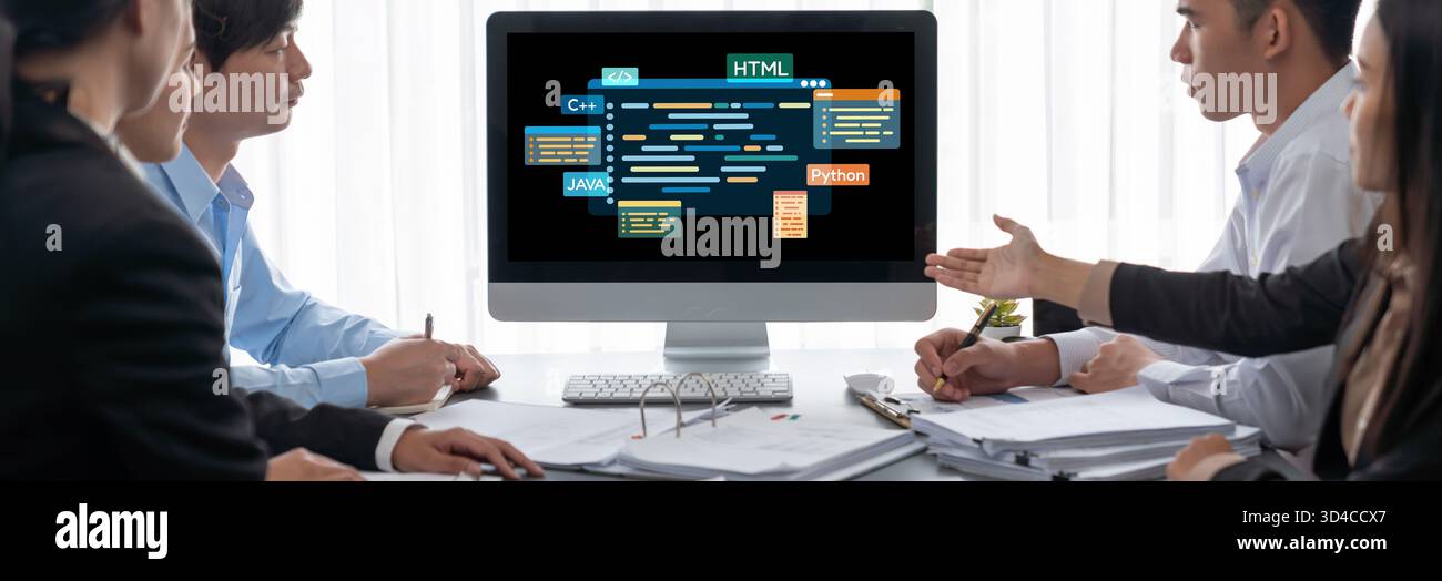 Lo sviluppo di software o la programmazione funzionano con lo schermo di codifica di vari linguaggi di programmazione come HTML, , e C brisk per le nuove applicazioni Foto Stock