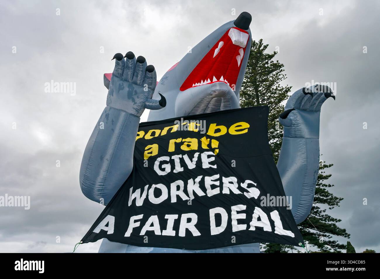 Un ratto gonfiabile con un segno di protesta per dare ai lavoratori un accordo più equo. Foto Stock