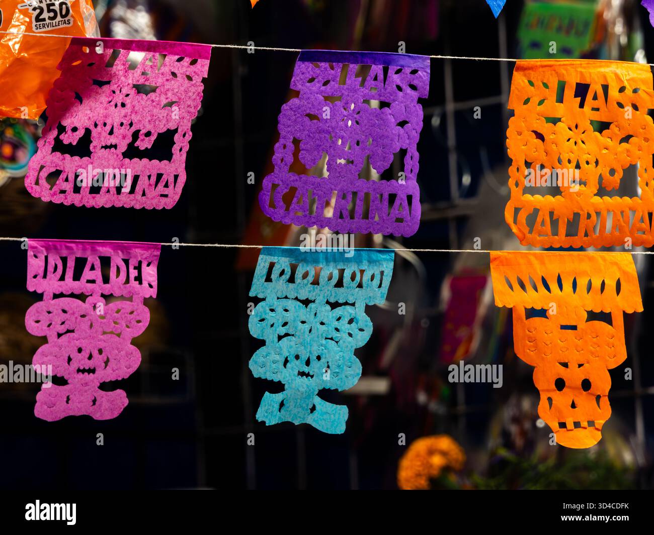 Una collezione di bandiere di carta colorata con il nome "Katrina" è appesa su una riga. La tradizione del giorno messicano dei morti, offerte, cibo Foto Stock