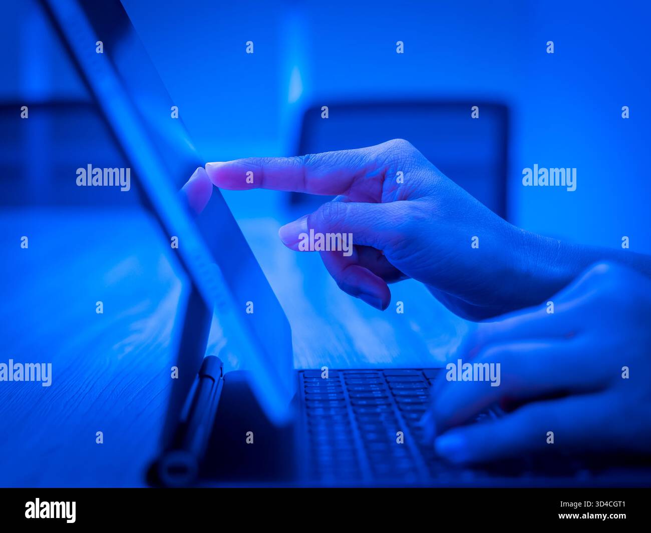 Mano da vicino che lavora su tablet con tastiera, che rappresenta la tecnologia moderna, ingegneria software freelance, codifica in remoto, sviluppo mobile, an Foto Stock