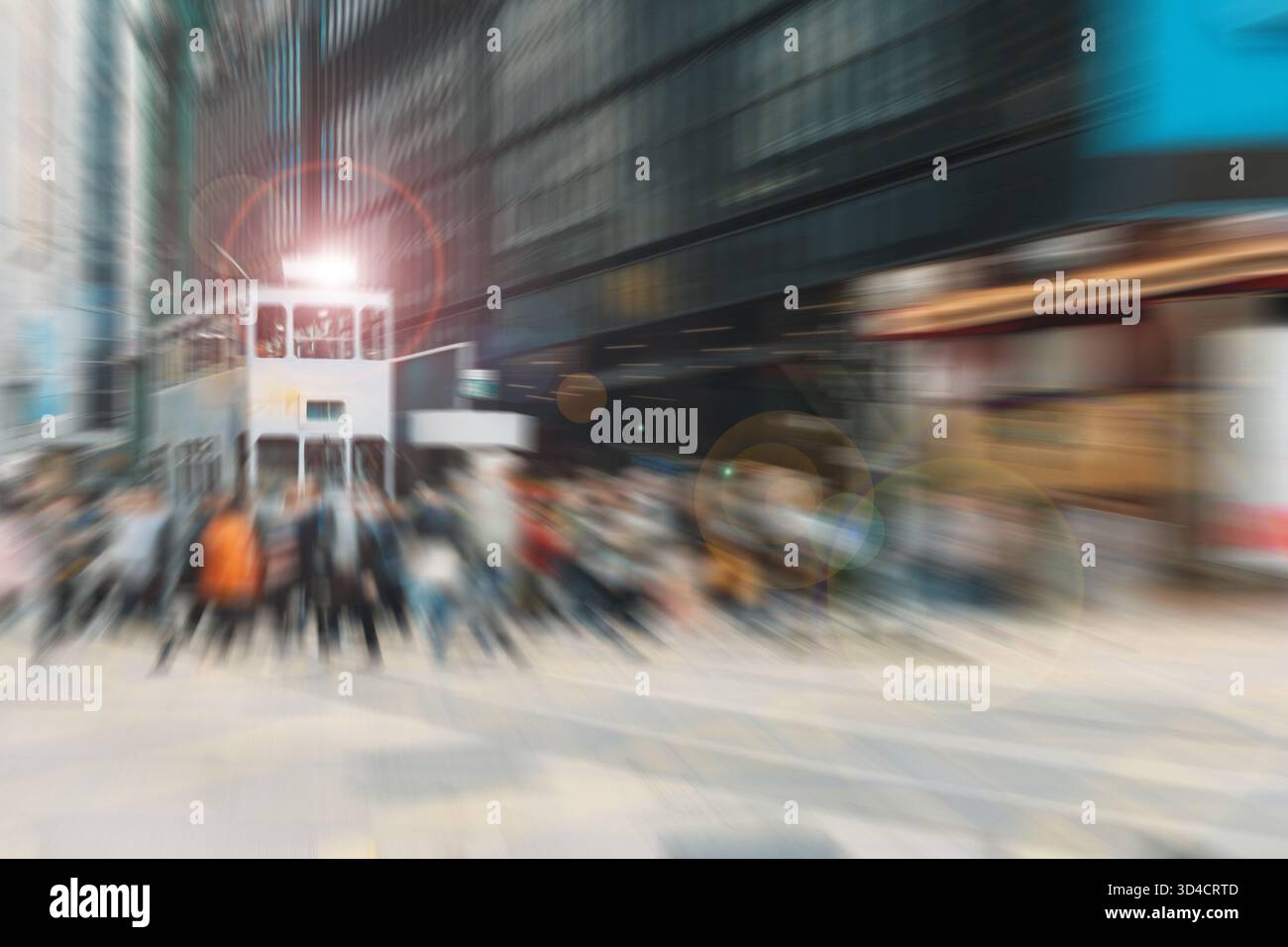 Una vivace scena urbana catturata con un dinamico effetto di sfocatura radiale, che enfatizza velocità e movimento in mezzo a strutture architettoniche. Foto Stock