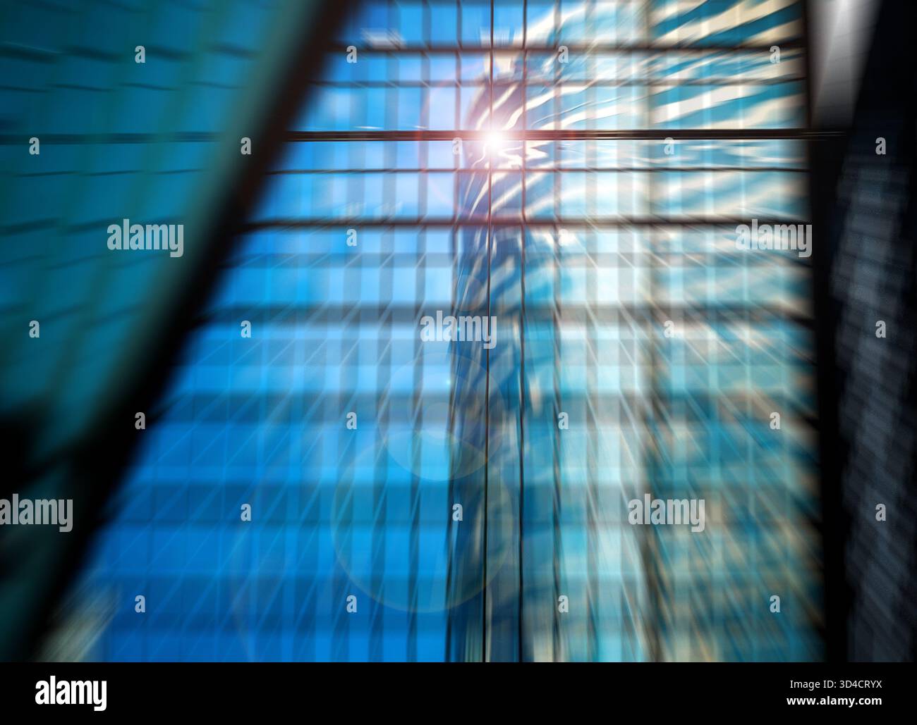 Architettura urbana sfocata con vetro blu e un luminoso bagliore solare, caratterizzata da un dinamico effetto di sfocatura radiale. Foto Stock