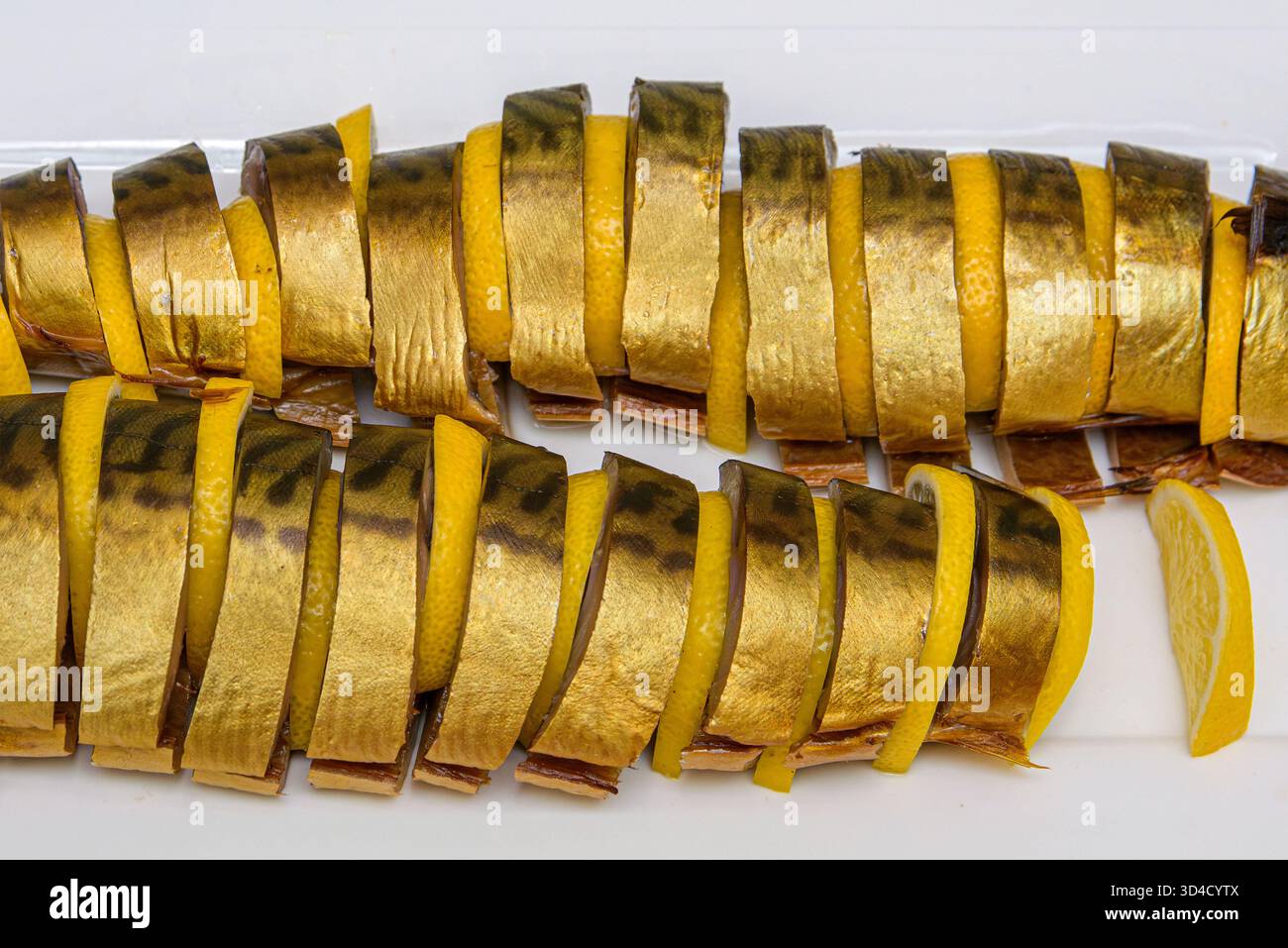 Aringhe affumicate originariamente decorate con spicchi di limone Foto Stock