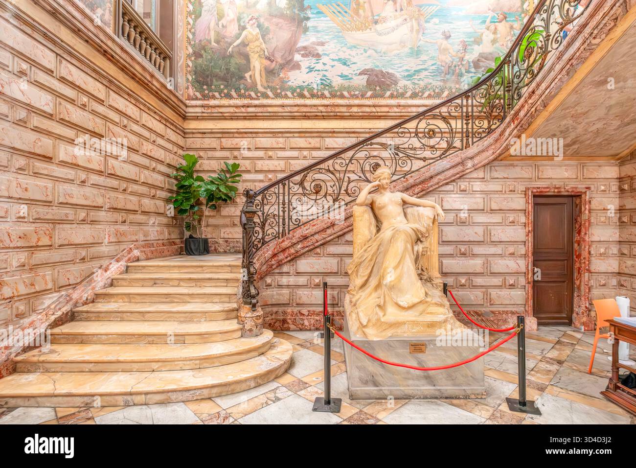 Grande scalinata in marmo e pianerottolo con una classica statua allegorica, grande murale mitologico, Hotel PAMs, Perpignan, Francia Foto Stock