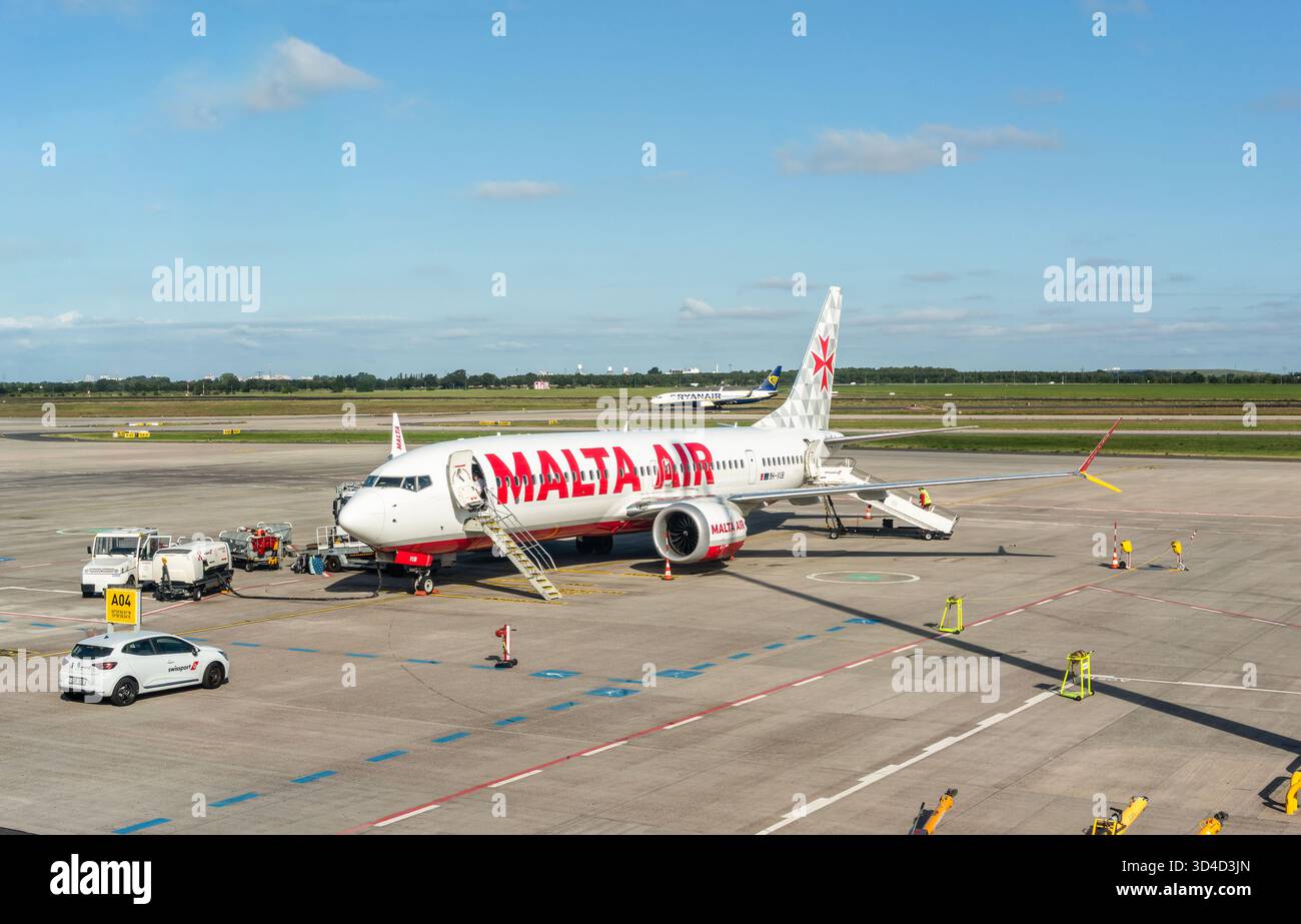Un aereo Boeing 737 Max 8 Air Malta al cancello con le porte aperte, dopo l'imbarco completato all'aeroporto BER di Berlino Brandeburgo nel 2025, Germania, Europa Foto Stock
