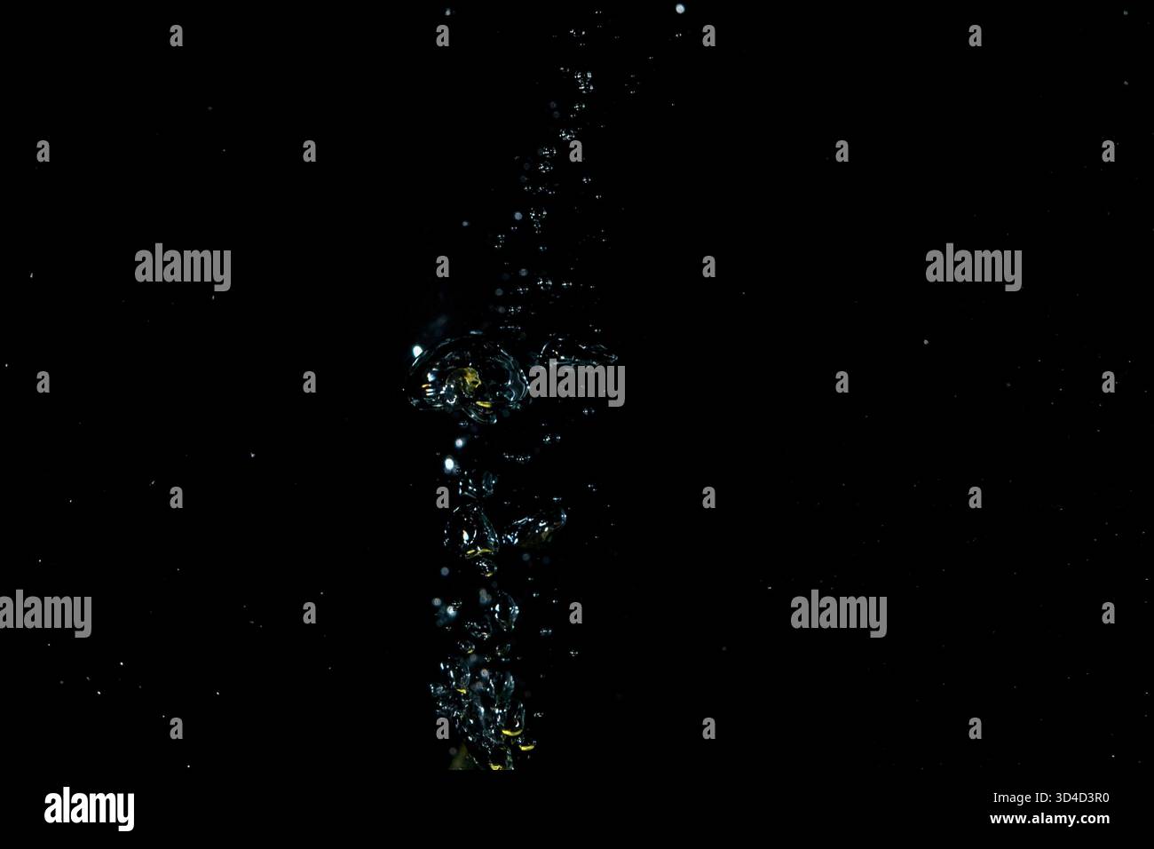 Un flusso di bolle trasparenti si solleva attraverso un mezzo liquido. Questa grafica dinamica crea un effetto astratto ed energico, adatto per vario Foto Stock