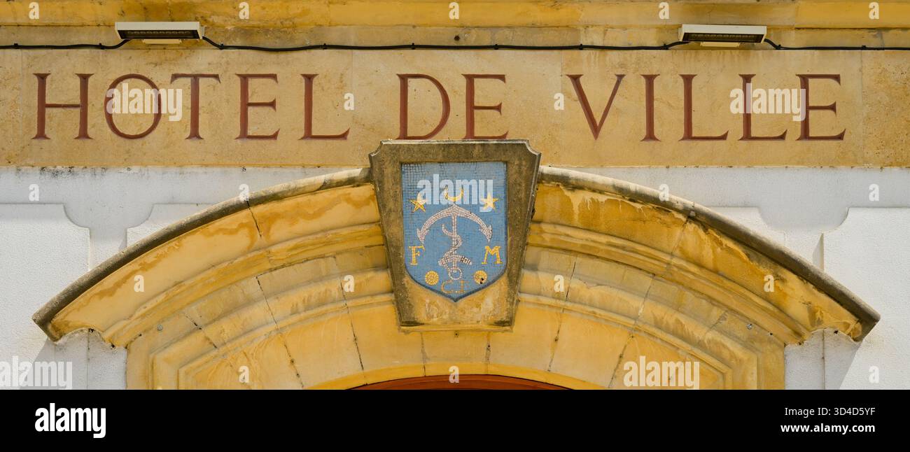 Digoin, Francia, 16.06.2025 - davanti al municipio con le parole "Hôtel de ville" scritte su pietra, forma di striscione Foto Stock