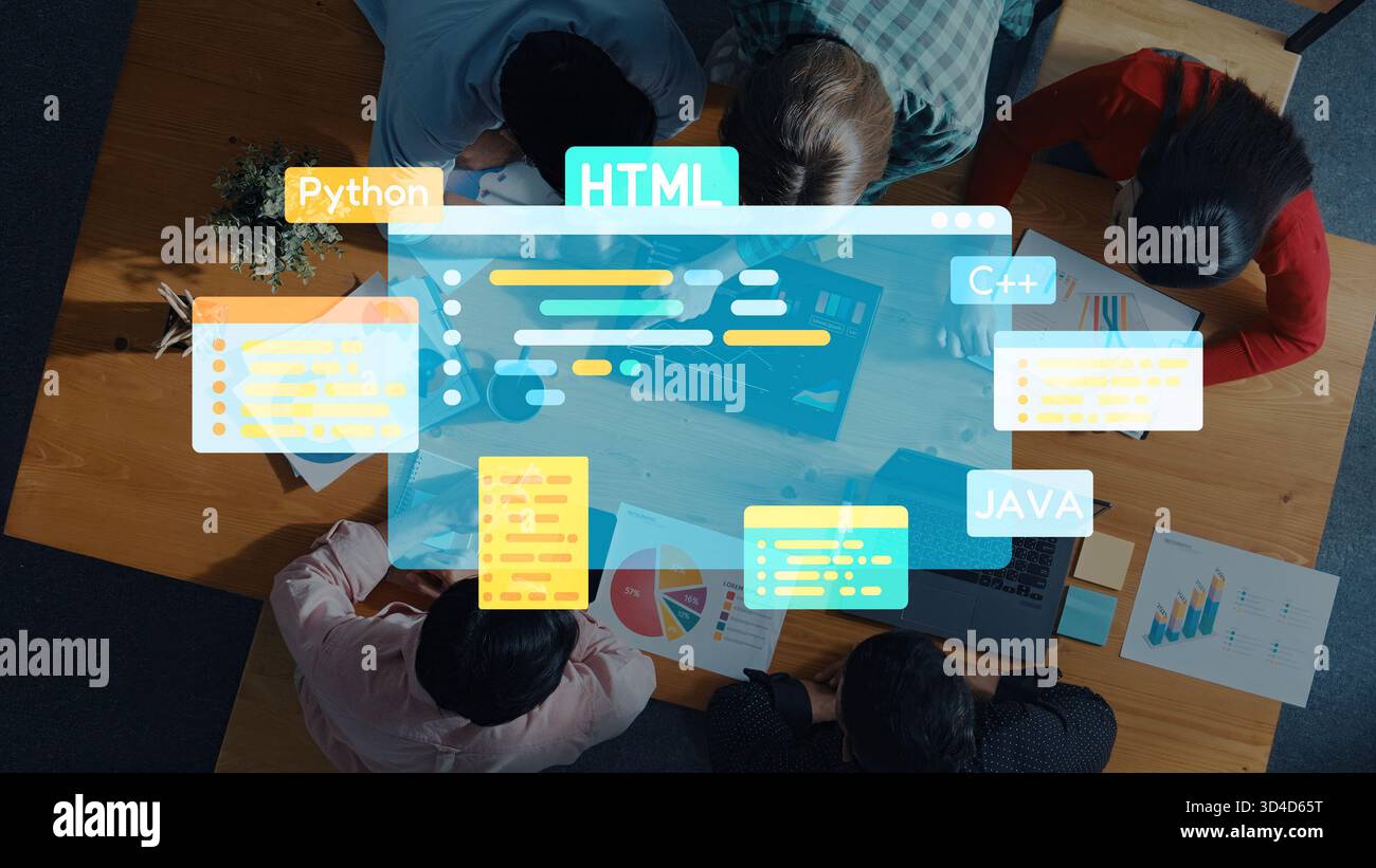 Un team diversificato di programmatori collabora in uno spazio di lavoro moderno, utilizzando vari linguaggi di codifica per lo sviluppo di software e il brainstorming di idee Foto Stock