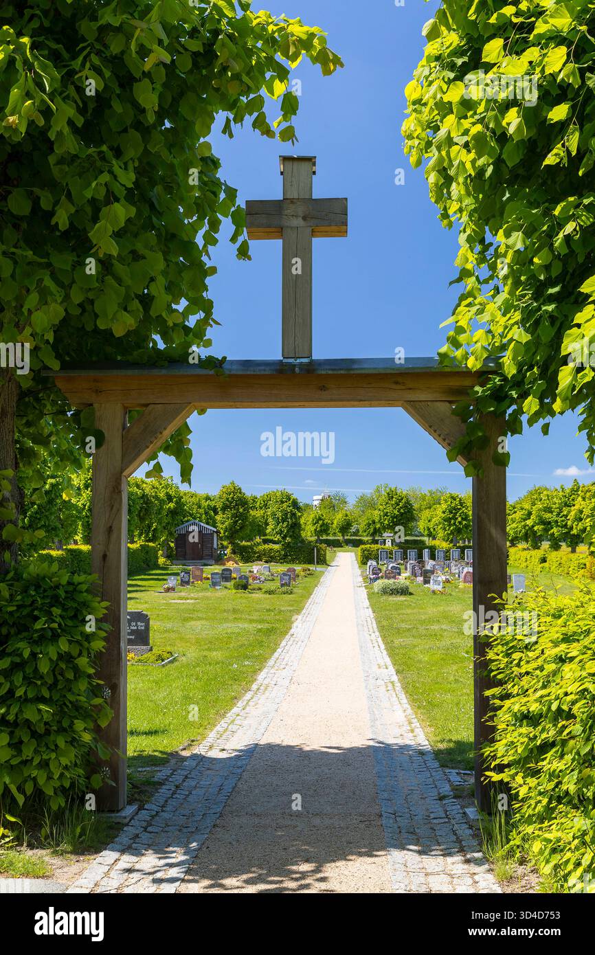 Eingang zum Friedhof von Herrnhut mit Holzportal und Kreuz, Oberlausitz, Sachsen, Deutschland *** ingresso al cimitero di Herrnhut con portale in legno e. Foto Stock