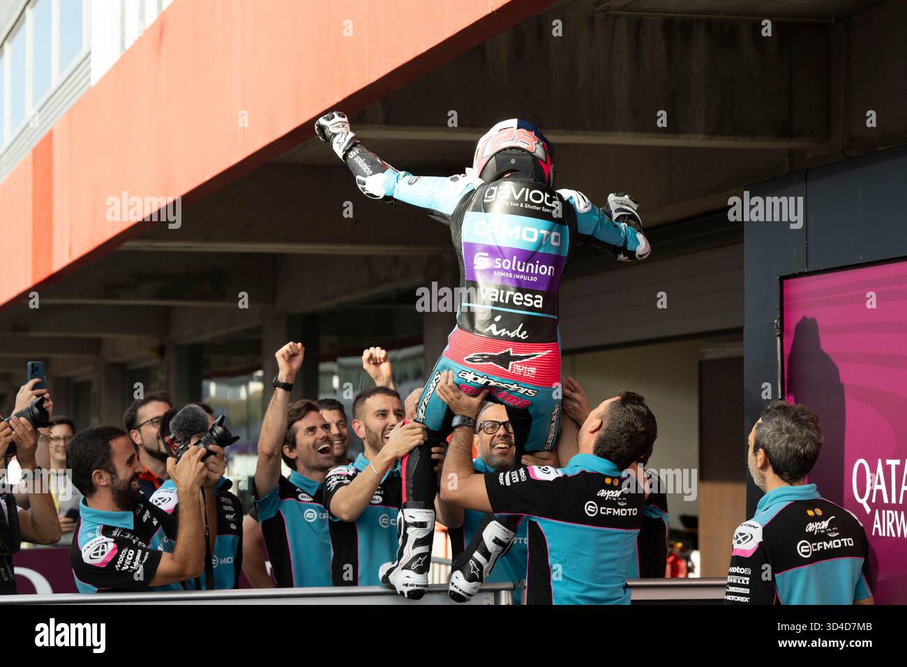 QUILES Maximo (spa), CFMOTO Aspar Team, Ritratto celebra la sua vittoria durante il Gran Premio del Portogallo Moto3 Qatar Airways 2025 sull'Autódromo Internacional do Algarve dal 07 al 09 novembre, a Portimao, Portogallo - Photo Studio Milagro / DPPI Foto Stock
