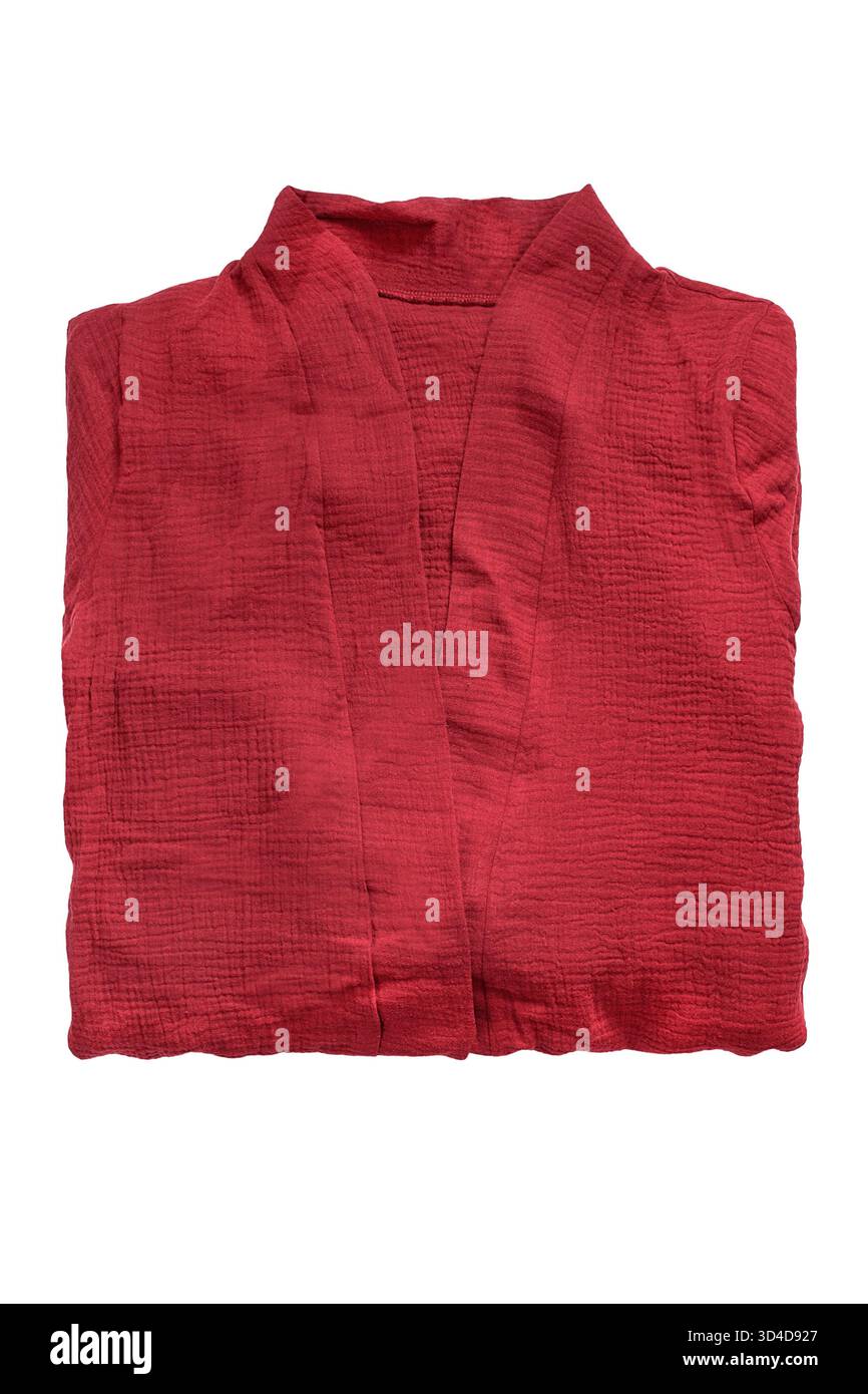Accappatoio in cotone rosso piegato isolato su sfondo bianco Foto Stock