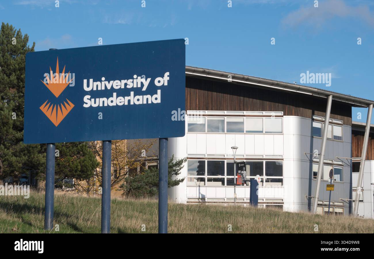 Insegna o logo fuori dalla University of Sunderland sul St Peters Campus, Sunderland, Regno Unito Foto Stock