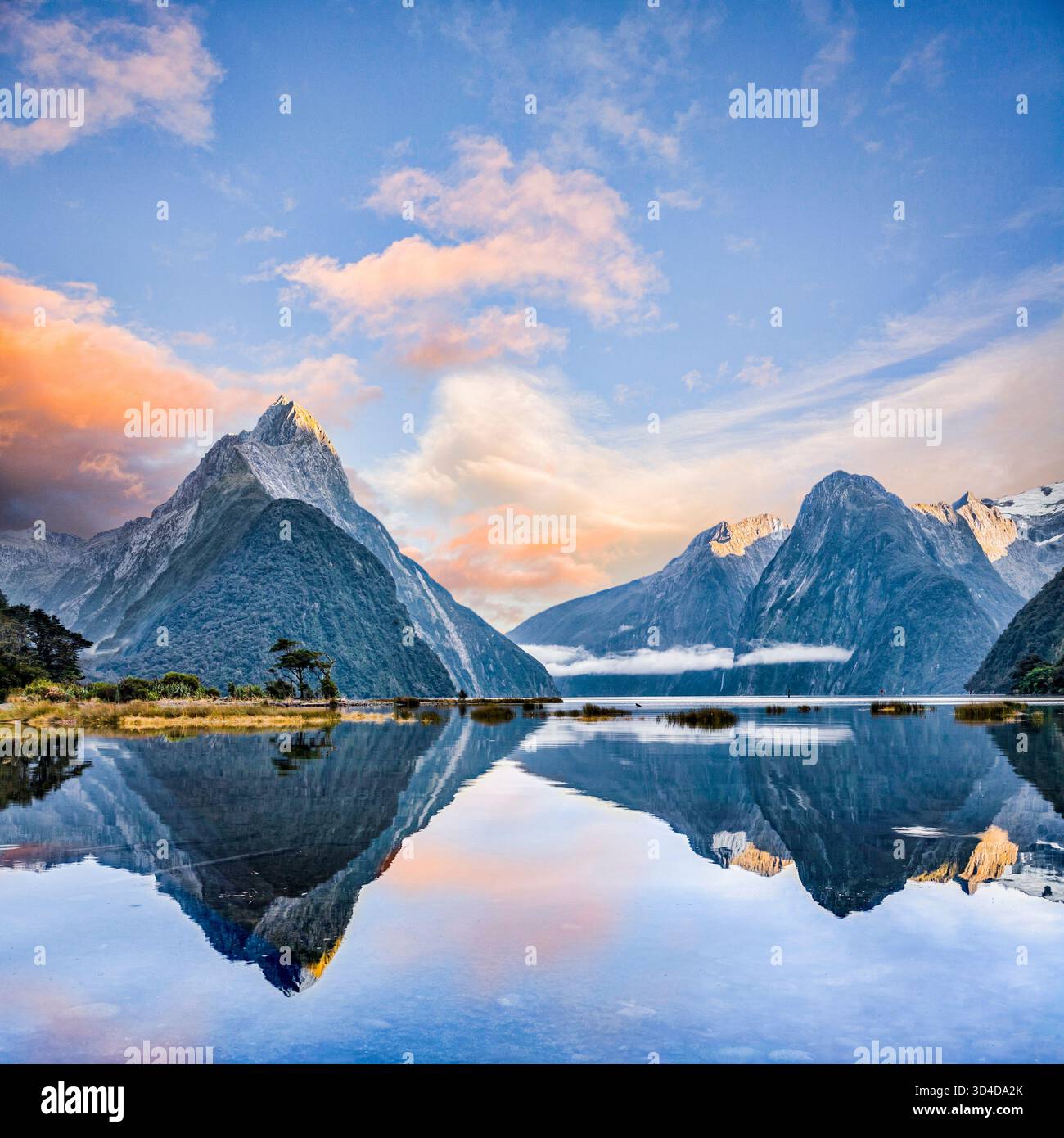 Milford Sound, probabilmente la Nuova Zelanda la più famosa destinazione turistica, in una splendida e tranquilla mattina di sole. Foto Stock