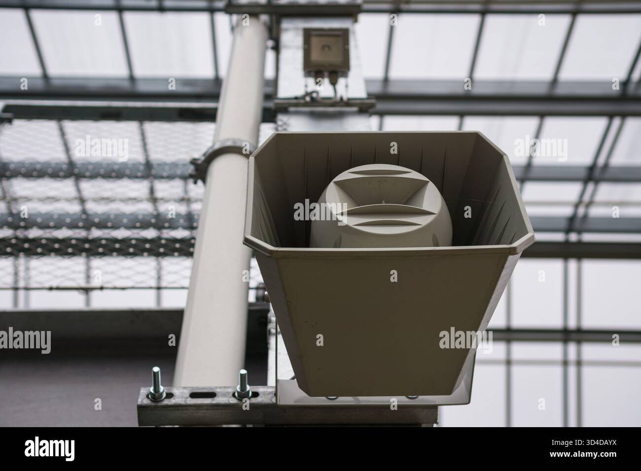 Sistema di ventilazione industriale all'interno di una struttura a serra con struttura metallica e unità di controllo dell'aria. Foto Stock