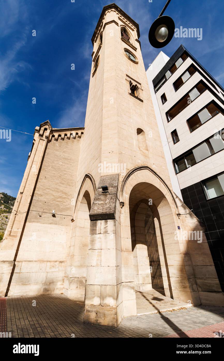 Il campanile della Chiesa di San Roque ad Alcoy contrastava con l'architettura moderna il 9 novembre 2025, Spagna Foto Stock