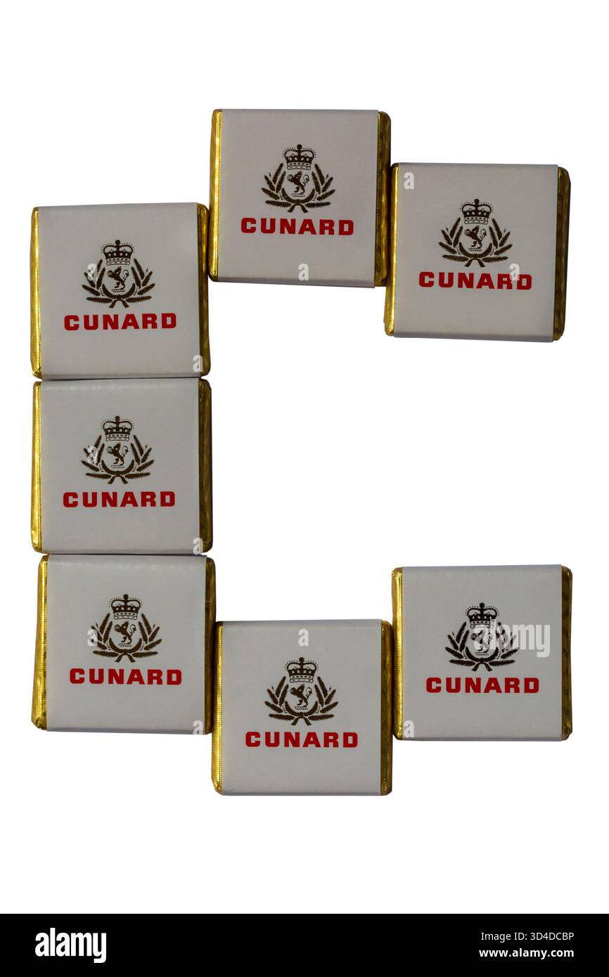 Cioccolatini Cunard singoli avvolti disposti in lettera C per Cunard isolati su sfondo bianco Foto Stock