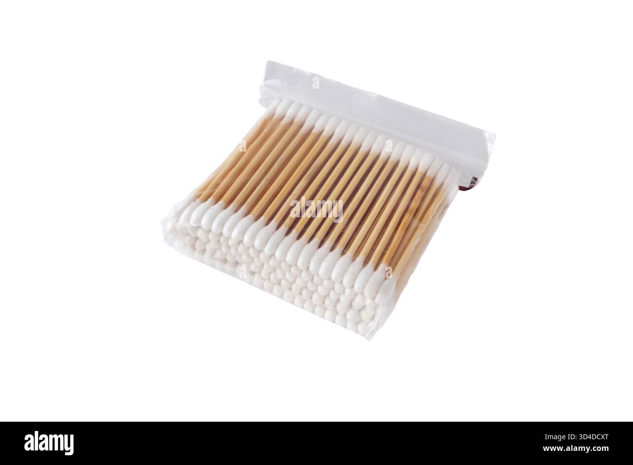 Confezione di tamponi di cotone di bambù in un sacchetto di plastica trasparente con zip isolato su sfondo bianco. Prodotto igienico riutilizzabile ecologico per la cura della persona e. Foto Stock