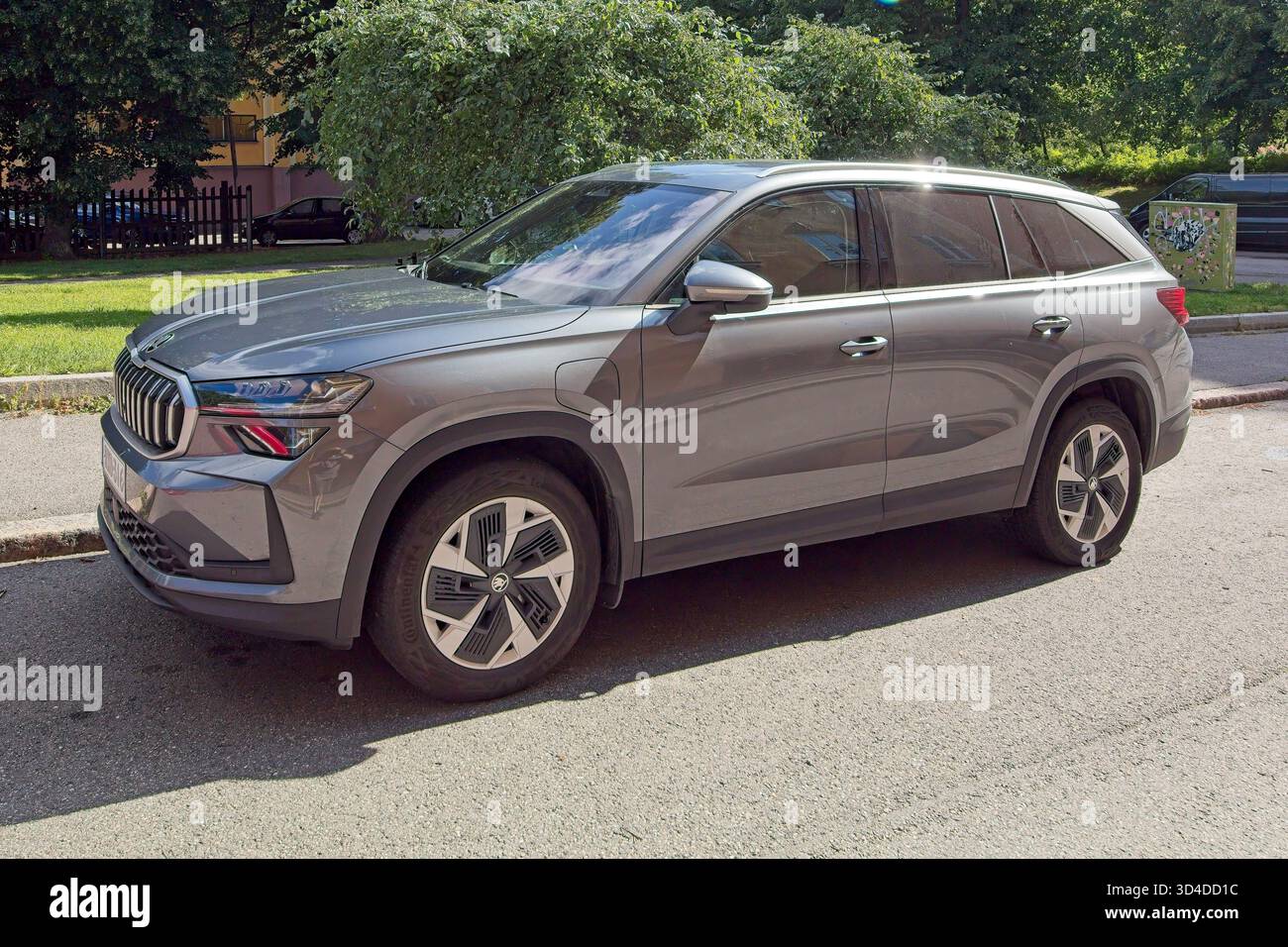 Vallila, Helsinki, Finlandia - 13 agosto. 2025: Skoda Kodiaq II 1,5 TSI mHEV (2024) veicolo parcheggiato. Foto Stock