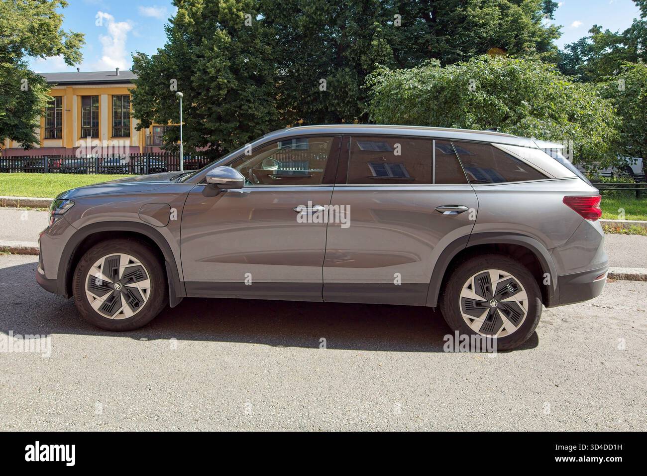 Vallila, Helsinki, Finlandia - 13 agosto. 2025: Skoda Kodiaq II 1,5 TSI mHEV (2024) veicolo parcheggiato. Foto Stock
