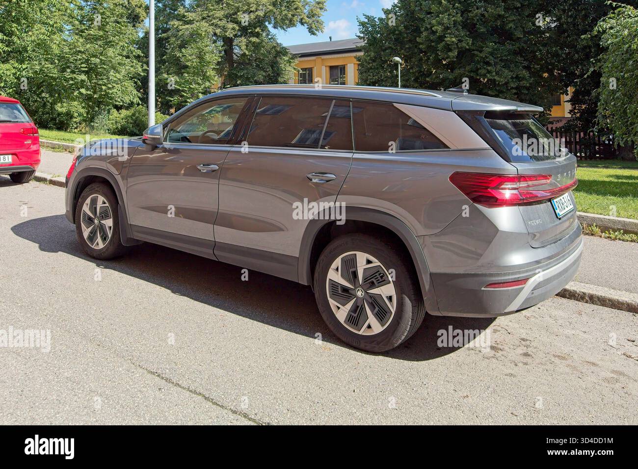 Vallila, Helsinki, Finlandia - 13 agosto. 2025: Skoda Kodiaq II 1,5 TSI mHEV (2024) veicolo parcheggiato. Foto Stock