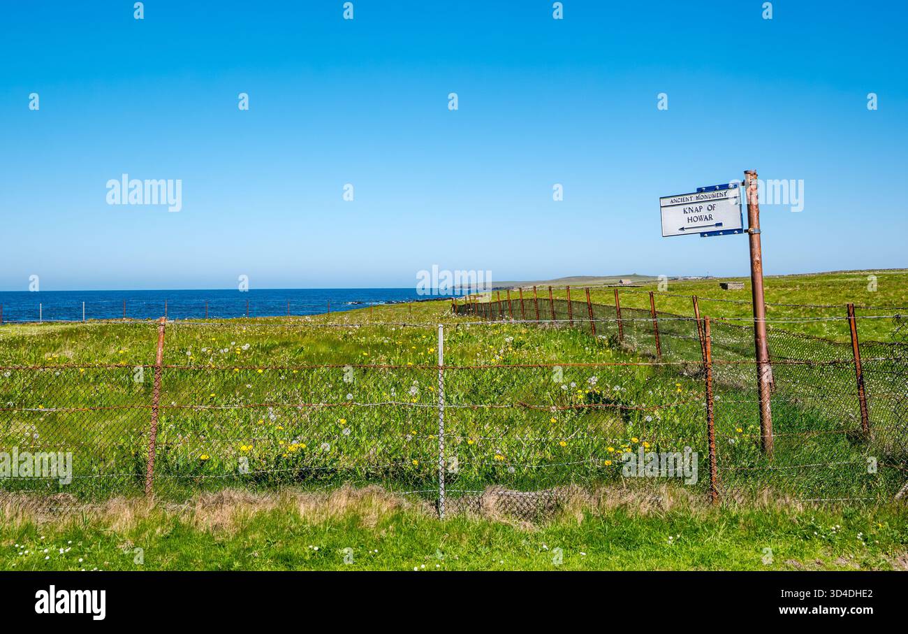 Antico cartello commemorativo del sito archeologico preistorico Knap of Howar, Papa Westray, Isole Orcadi, Scozia, Regno Unito Foto Stock