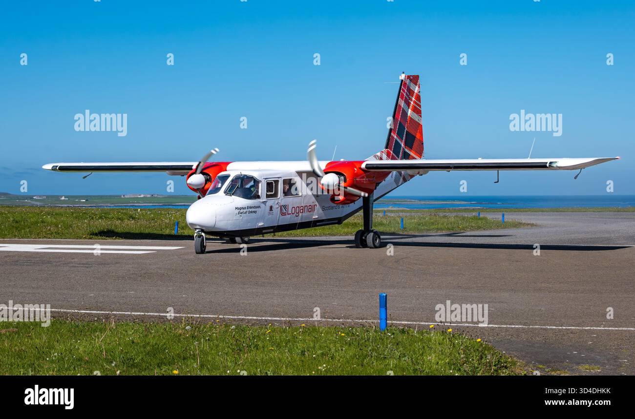 Aereo Loganair Magnus Erlendsson in arrivo a Papa Westray Island, volo di linea più breve, Isole Orcadi, Scozia, Regno Unito Foto Stock