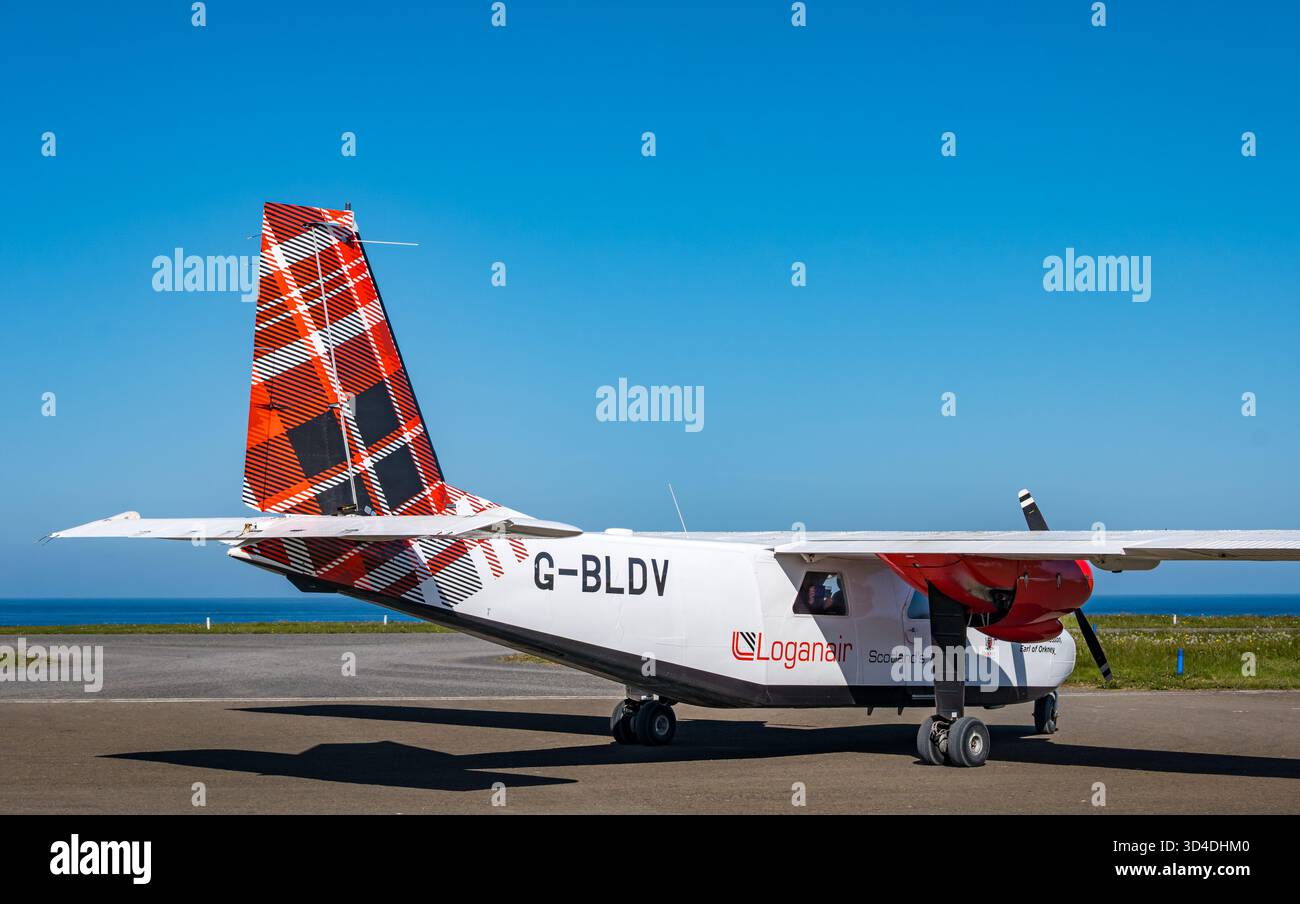 Aereo Loganair Magnus Erlendsson in arrivo a Papa Westray Island, volo di linea più breve, Isole Orcadi, Scozia, Regno Unito Foto Stock