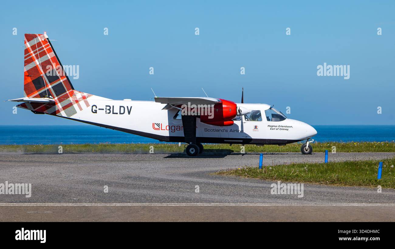 Loganair BN2 islander Magnus Erlendssen aereo atterrando a Papa Westray Island, volo di linea più breve, Isole Orcadi, Scozia, Regno Unito Foto Stock