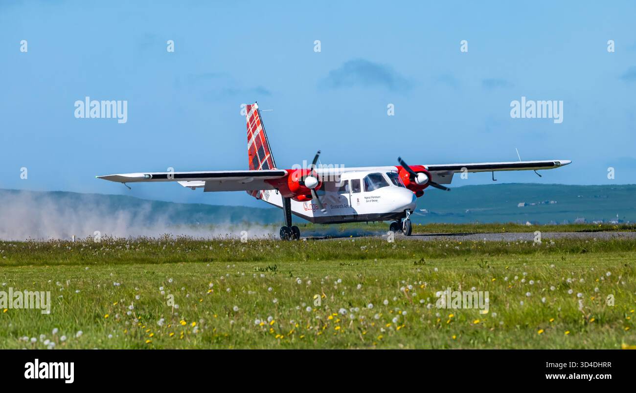 Loganair BN2 islander Magnus Erlendssen aereo atterrando a Papa Westray Island, volo di linea più breve, Isole Orcadi, Scozia, Regno Unito Foto Stock