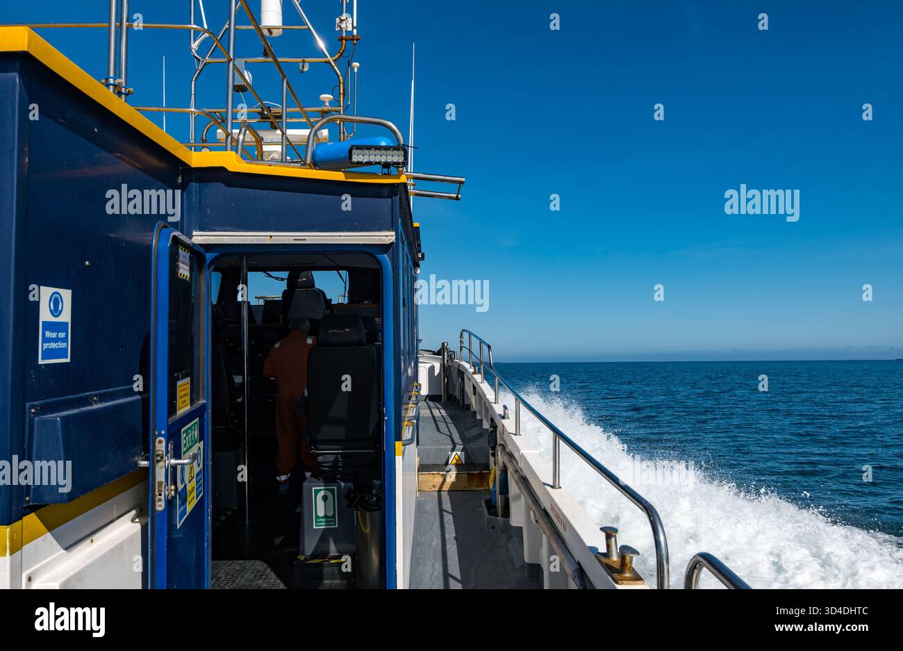 Orkney Ferries traghetto Charles Ann II in rotta per Papa Westray con risveglio in barca, Isole Orcadi, Scozia, Regno Unito Foto Stock