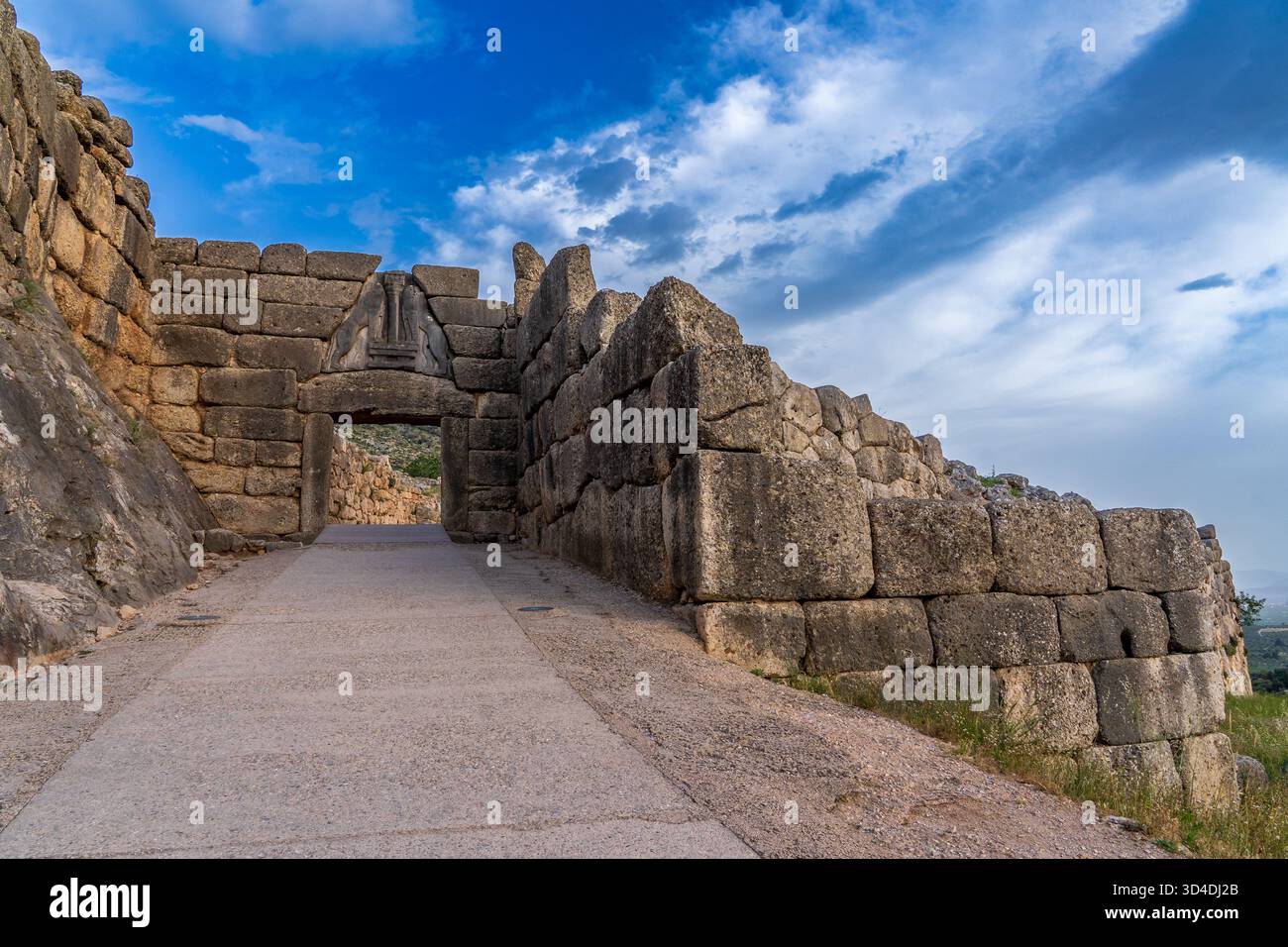 Vista della porta dei leoni e delle mura ciclopiche presso il sito archeologico di Micene, Grecia Foto Stock
