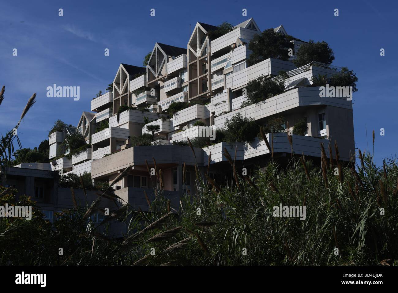 L'edificio Espai Verd di Valencia è stato progettato da Antonio Cortés Ferrando. Costruito negli anni '1980, è un esempio unico di architettura sostenibile Foto Stock