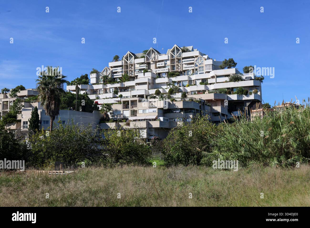 L'edificio Espai Verd di Valencia è stato progettato da Antonio Cortés Ferrando. Costruito negli anni '1980, è un esempio unico di architettura sostenibile Foto Stock