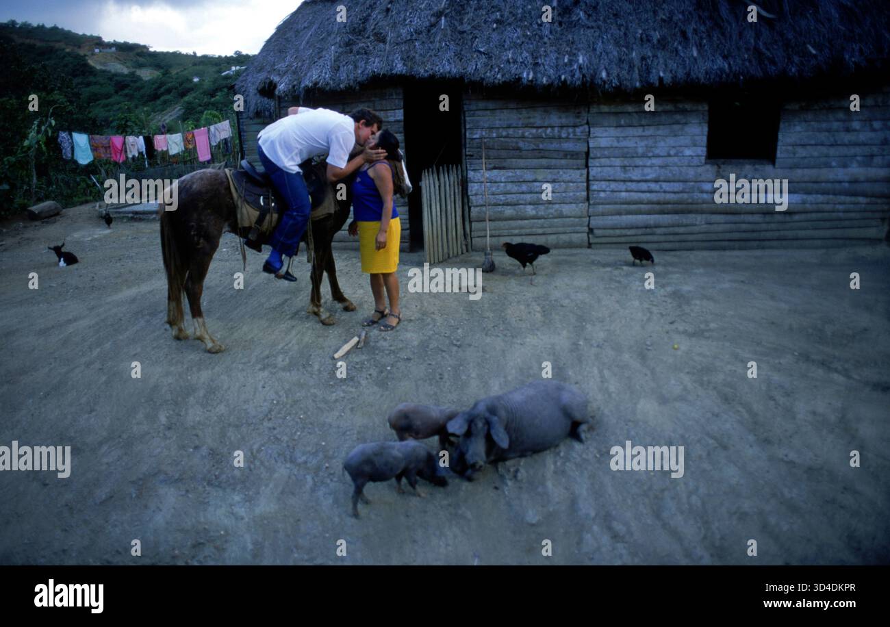 Un medico in visita saluta qualcuno mentre arriva al villaggio di El Mulato, Cuba. Foto Stock