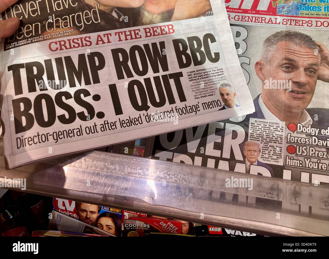 Il generale BBC Direct e il capo di BBC News abbandonano entrambi Panorama Row, che dominava la prima pagina dei giornali britannici Foto Stock
