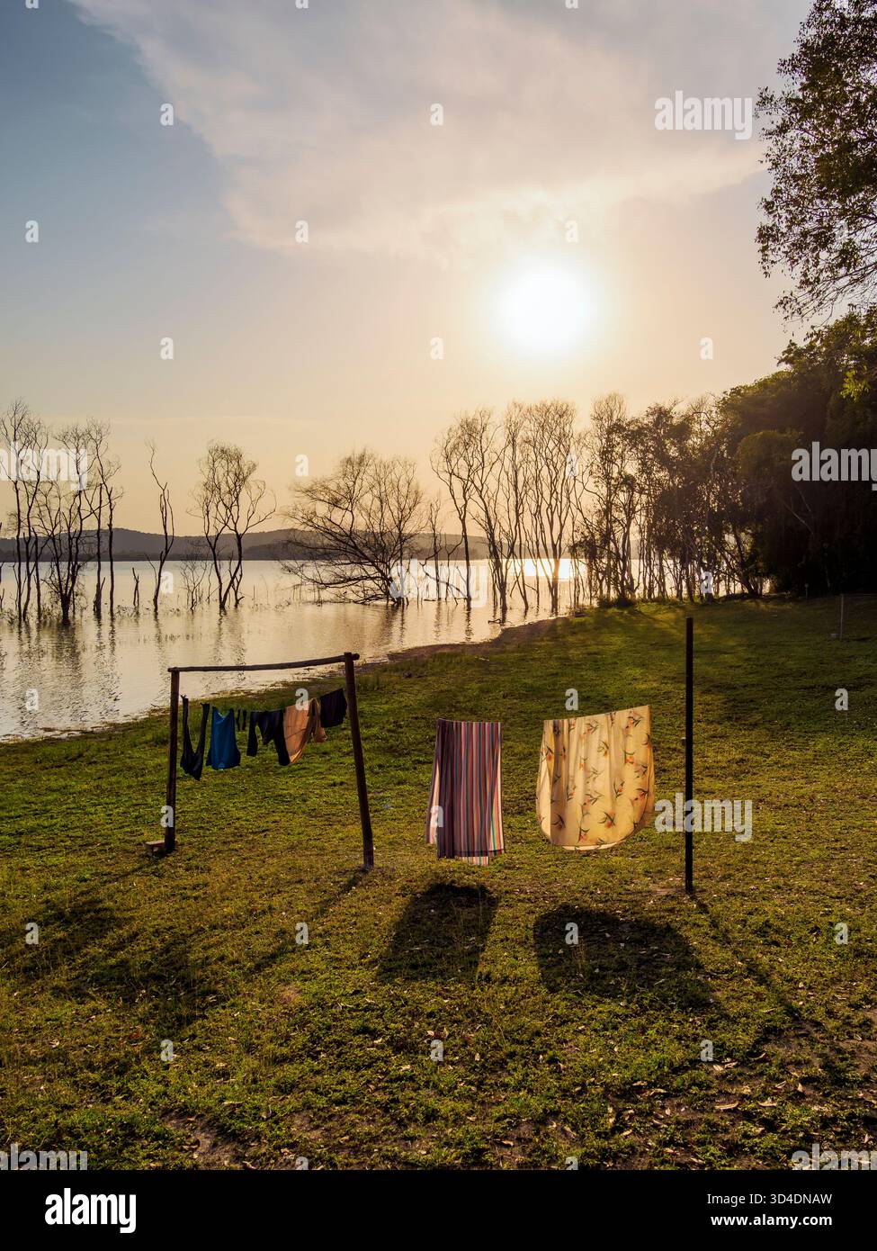 L'asciugatura della lavanderia sul lungolago del lago Yaxha presso il sito archeologico di Yaxha, dipartimento di Peten, Guatemala Foto Stock