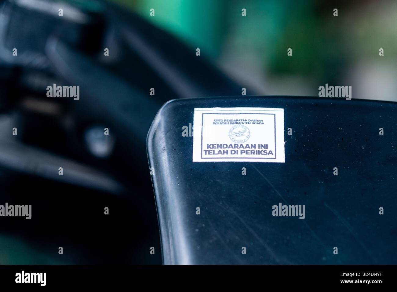 BAJAWA, INDONESIA - 10 NOVEMBRE 2025: Primo piano di un adesivo della polizia di East Flores in Indonesia, che indica che un veicolo è stato controllato. Foto Stock