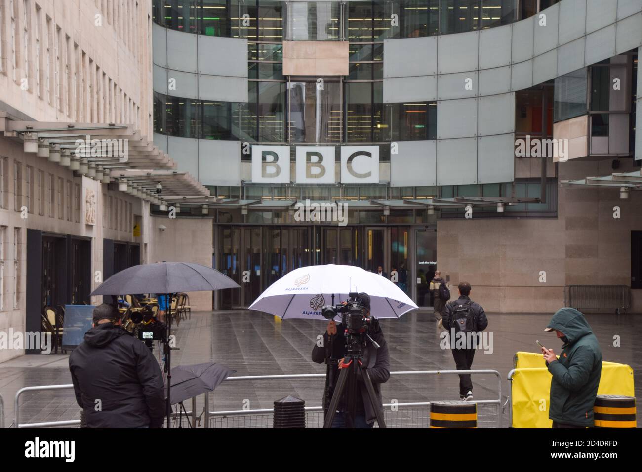 Londra, Inghilterra, Regno Unito. 10 novembre 2025. I membri dei media si riuniscono fuori da Broadcasting House, la sede della BBC nel centro di Londra, come il direttore generale della BBC Tim DAVIE e il CEO della BBC News Deborah Turness si dimettono a seguito delle accuse di pregiudizio e della controversia che circonda la redazione del discorso di Trump prima dei disordini del Campidoglio il 6 gennaio 2021 in un documentario della BBC Panorama. (Credit Image: © Vuk Valcic/ZUMA Press Wire) SOLO PER USO EDITORIALE! Non per USO commerciale! Crediti: ZUMA Press, Inc./Alamy Live News Foto Stock