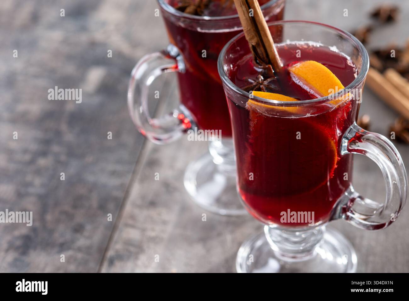VIN brulé con bastoncini di arancia e cannella e decorazioni natalizie Foto Stock