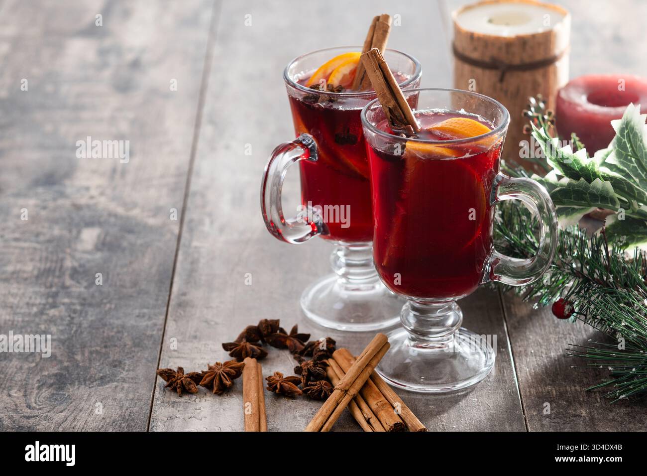 VIN brulé con bastoncini di arancia e cannella e decorazioni natalizie Foto Stock