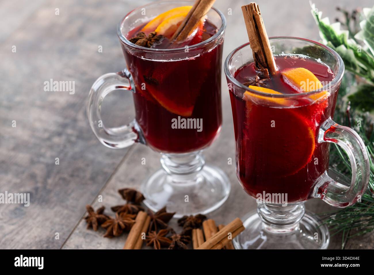 VIN brulé con bastoncini di arancia e cannella e decorazioni natalizie Foto Stock