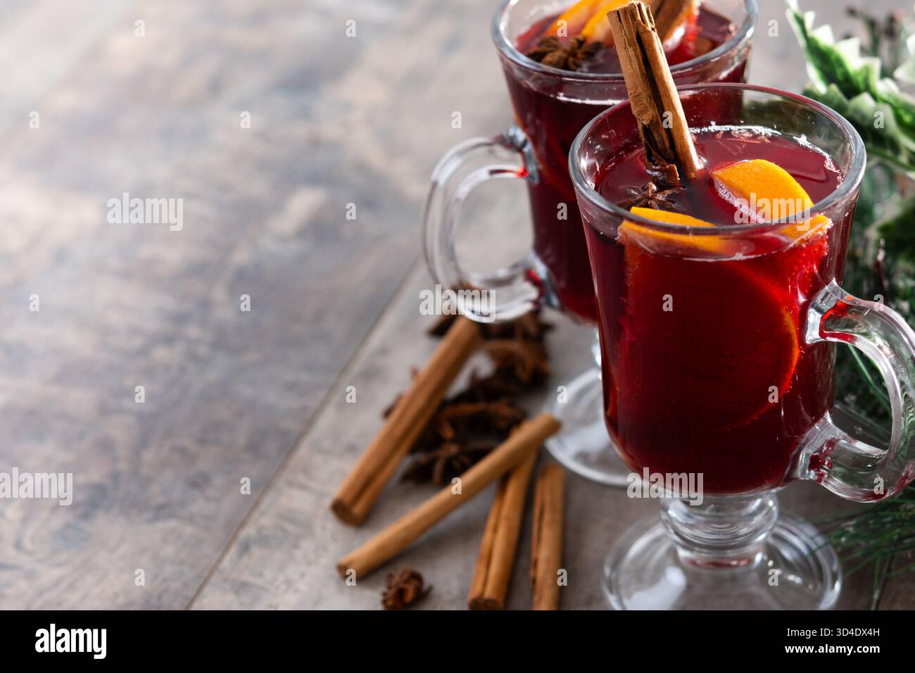 VIN brulé con bastoncini di arancia e cannella e decorazioni natalizie Foto Stock