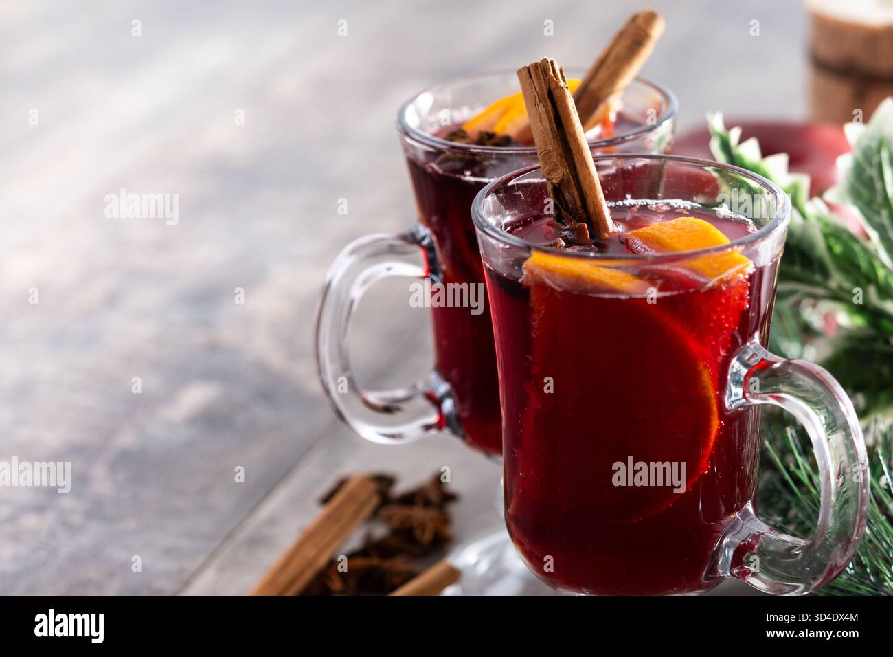 VIN brulé con bastoncini di arancia e cannella e decorazioni natalizie Foto Stock